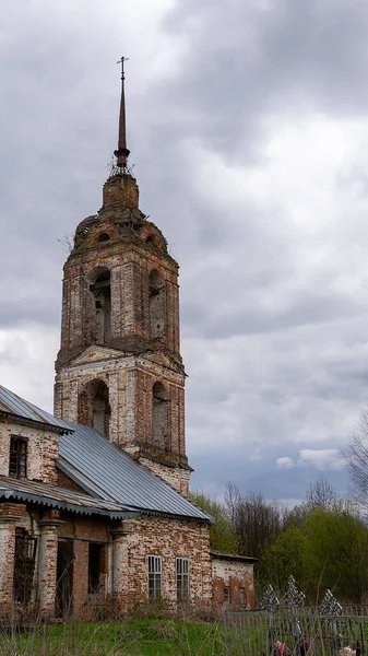村の教会の鐘楼 ロシアのコストロマ地方のシスキノ村 建設年は1746年 — ストック写真