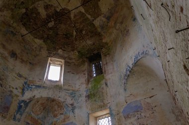 1801 'de Rusya' nın Kostroma bölgesindeki Grudevo köyünde terk edilmiş eski bir Ortodoks kilisesinin içinde.