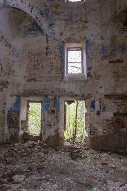 1801 'de Rusya' nın Kostroma bölgesindeki Grudevo köyünde terk edilmiş eski bir Ortodoks kilisesinin içinde.