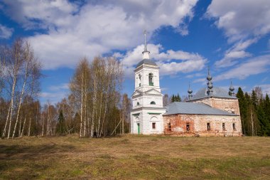 1800 yılında inşa edilen antik Ortodoks kilisesi, Korshunovo köyü, Kostroma bölgesi, Rusya