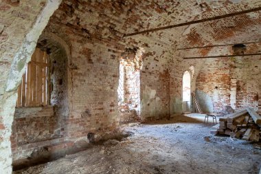 1800 yılında Rusya 'nın Kostroma bölgesindeki Korshunovo köyünde inşa edilmiş terk edilmiş bir kilisenin içinde.