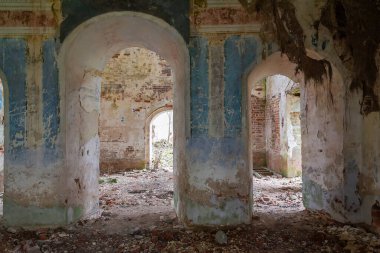 1801 'de Rusya' nın Kostroma bölgesindeki Grudevo köyünde terk edilmiş eski bir Ortodoks kilisesinin içinde.