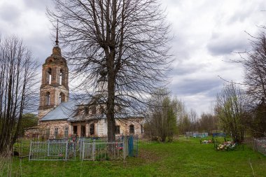 Kırsal Ortodoks kilisesi, Shishkino köyü, Kostroma bölgesi, Rusya. İnşaat yılı 1746..