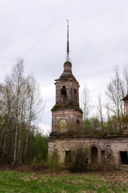 Eski bir kilisenin çan kulesi, Grudevo köyü, Kostroma bölgesi, Rusya, 1801 'de inşa edildi.