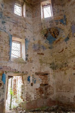 1801 'de Rusya' nın Kostroma bölgesindeki Grudevo köyünde terk edilmiş eski bir Ortodoks kilisesinin içinde.