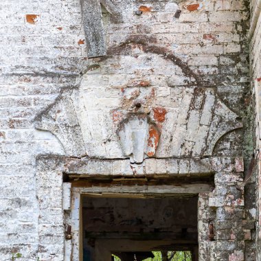 Bir kalıbı olan antika tuğla. Kırmızı tuğla.