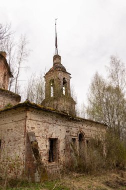 terk edilmiş Ortodoks kilisesi, Grudevo köyü, Kostroma bölgesi, Rusya, 1801 'de inşa edildi.