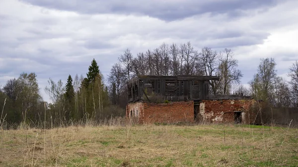 Zerstörte Einsame Zweistöckige Alte Hauslandschaft — Stockfoto