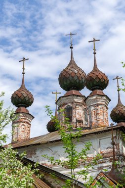 1802 'de Rusya' nın Kostroma bölgesindeki Knyazhevo köyünde terk edilmiş eski bir kilisenin kubbeleri inşa edildi.