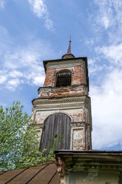 Antik Ortodoks çan kulesi, Knyazhevo köyü, Kostroma bölgesi, Rusya, 1802 'de inşa edildi.