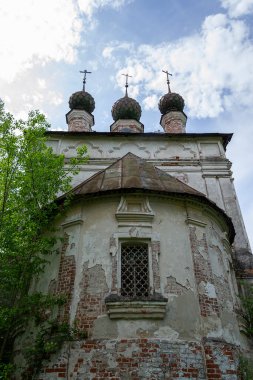 Eski Ortodoks kilisesi, Knyazhevo köyü, Kostroma bölgesi, Rusya, 1802 'de inşa edilen kilise şu anda terk edilmiş durumda.