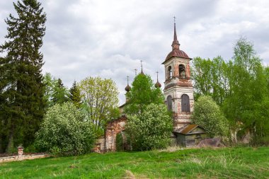 Kırsal Ortodoks kilisesi, manzara, Kostroma bölgesi, Rusya, inşaat yılı 1802 şu anda kilise terk edilmiş durumda.