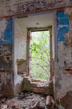 Eski bir tuğla binanın penceresi