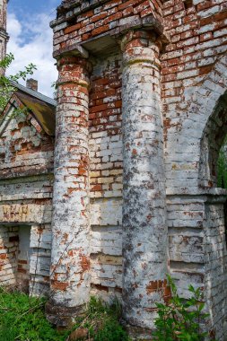 Bir kalıbı olan antika tuğla. Kırmızı tuğla.