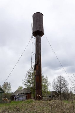 Eski paslı bir su kulesi