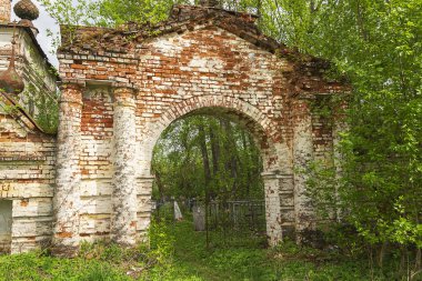 Kemerli, terk edilmiş bir Ortodoks kilisesinin kapısı, Knyazhevo köyü, Kostroma bölgesi, Rusya, 1802 'de inşa edildi.