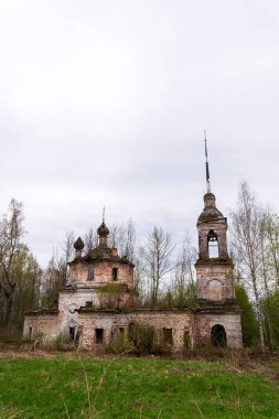 terk edilmiş Ortodoks kilisesi, Grudevo köyü, Kostroma bölgesi, Rusya, 1801 'de inşa edildi.