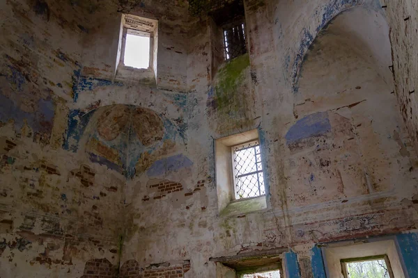 1801 'de Rusya' nın Kostroma bölgesindeki Grudevo köyünde terk edilmiş eski bir Ortodoks kilisesinin içinde.