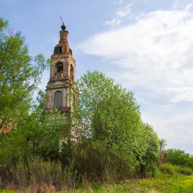 Manzara, Ortodoks kilisesi, Kostroma bölgesi, Rusya, Nikolo-Mosty yolu, inşaat yılı 1823 şu anda tapınak terk edilmiş durumda.