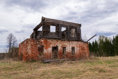 İki katlı eski bir ev yıkıldı.