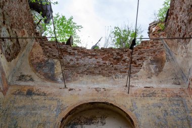 1823 yılında inşa edilen yıkılmış Ortodoks kilisesi, Kostroma bölgesi, Rusya, Nikolo-Mosty yolu içinde kilise şu anda terk edilmiş durumda.