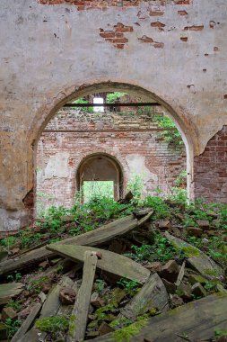 1823 yılında inşa edilen yıkılmış Ortodoks kilisesi, Kostroma bölgesi, Rusya, Nikolo-Mosty yolu içinde kilise şu anda terk edilmiş durumda.