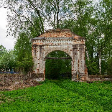 Kilisenin kapısı kırmızı tuğladan yapılmıştır.