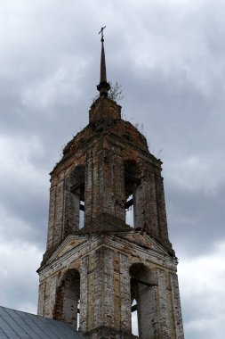 Köy kilisesinin çan kulesi, Shishkino köyü, Kostroma bölgesi, Rusya. İnşaat yılı 1746..