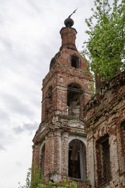 Antik Ortodoks çan kulesi, Kostroma bölgesi, Rusya, Nikolo-Mosty yolu, 1823 yılında inşa edildi.