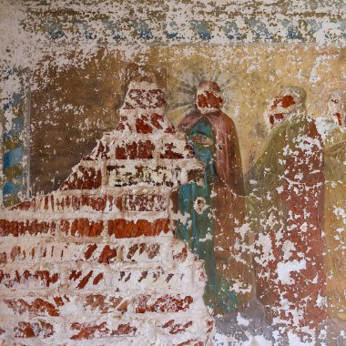 1801 'de Rusya' nın Kostroma bölgesinde inşa edilen Grudevo köyü, tapınağın duvarlarının kalıntıları.