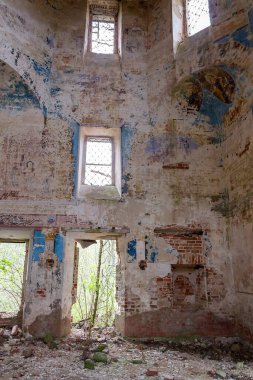 1801 'de Rusya' nın Kostroma bölgesindeki Grudevo köyünde terk edilmiş eski bir Ortodoks kilisesinin içinde.