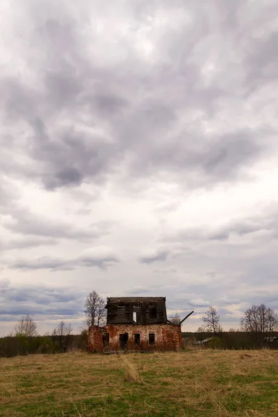 Verwoeste Eenzame Twee Verdiepingen Oude Huis Landschap — Stockfoto