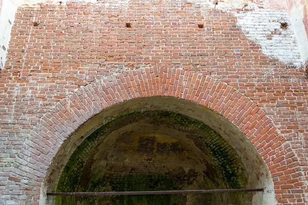 Egy Régi Vörös Téglaív Egy Elhagyatott Templomban — Stock Fotó