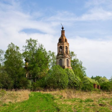 Manzara, Ortodoks kilisesi, Kostroma bölgesi, Rusya, Nikolo-Mosty yolu, inşaat yılı 1823 şu anda tapınak terk edilmiş durumda.