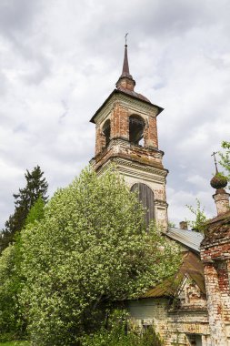 Antik Ortodoks çan kulesi, Knyazhevo köyü, Kostroma bölgesi, Rusya, 1802 'de inşa edildi.