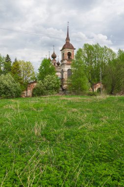 Kırsal Ortodoks kilisesi, manzara, Kostroma bölgesi, Rusya, inşaat yılı 1802 şu anda kilise terk edilmiş durumda.