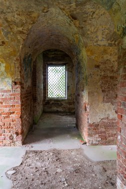 1823 yılında inşa edilen yıkılmış Ortodoks kilisesi, Kostroma bölgesi, Rusya, Nikolo-Mosty yolu içinde kilise şu anda terk edilmiş durumda.