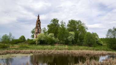 Manzara, Ortodoks kilisesi, Kostroma bölgesi, Rusya, Nikolo-Mosty yolu, inşaat yılı 1823 şu anda tapınak terk edilmiş durumda.