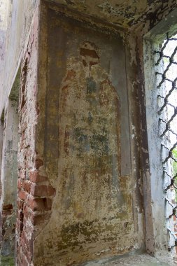 1823 'te inşa edilen Rusya' daki terk edilmiş bir tapınağın duvarlarının kalıntıları, Nikolo-Mosty yolu, şu anda tapınak terk edilmiş durumda.