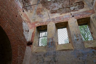 1823 yılında inşa edilen yıkılmış Ortodoks kilisesi, Kostroma bölgesi, Rusya, Nikolo-Mosty yolu içinde kilise şu anda terk edilmiş durumda.