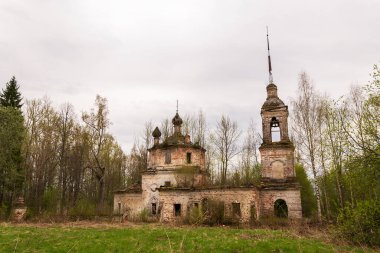 terk edilmiş Ortodoks kilisesi, Grudevo köyü, Kostroma bölgesi, Rusya, 1801 'de inşa edildi.