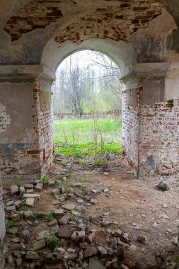 1801 'de Rusya' nın Kostroma bölgesindeki Grudevo köyünde terk edilmiş eski bir Ortodoks kilisesinin içinde.