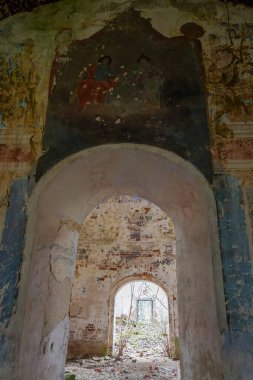1801 'de Rusya' nın Kostroma bölgesindeki Grudevo köyünde terk edilmiş eski bir Ortodoks kilisesinin içinde.