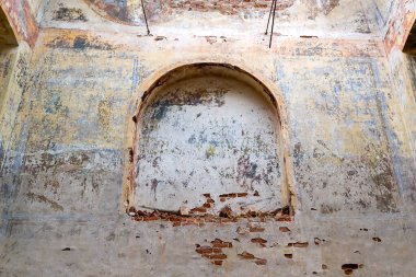 1823 yılında inşa edilen yıkılmış Ortodoks kilisesi, Kostroma bölgesi, Rusya, Nikolo-Mosty yolu içinde kilise şu anda terk edilmiş durumda.