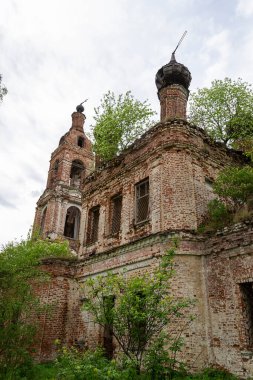 Rusya, Nikolo-Mosty yolu, 1823 yılında yıkılmış Ortodoks kilisesi. Şu anda tapınak terk edilmiş durumda.