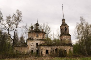 terk edilmiş Ortodoks kilisesi, Grudevo köyü, Kostroma bölgesi, Rusya, 1801 'de inşa edildi.