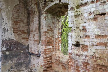 1801 'de Rusya' nın Kostroma bölgesindeki Grudevo köyünde terk edilmiş eski bir Ortodoks kilisesinin içinde.