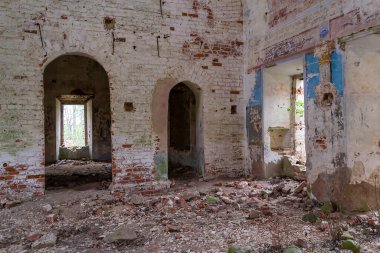 1801 'de Rusya' nın Kostroma bölgesindeki Grudevo köyünde terk edilmiş eski bir Ortodoks kilisesinin içinde.