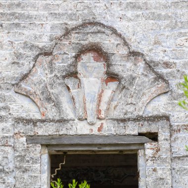 Bir kalıbı olan antika tuğla. Kırmızı tuğla.