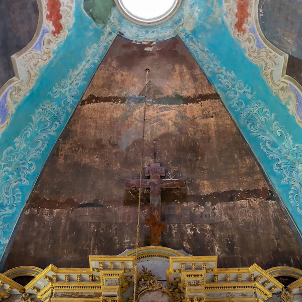Terk Edilmiş Bir Kilisenin Tavanında Eski Bir Ortodoks Haç Simgesi — Stok fotoğraf